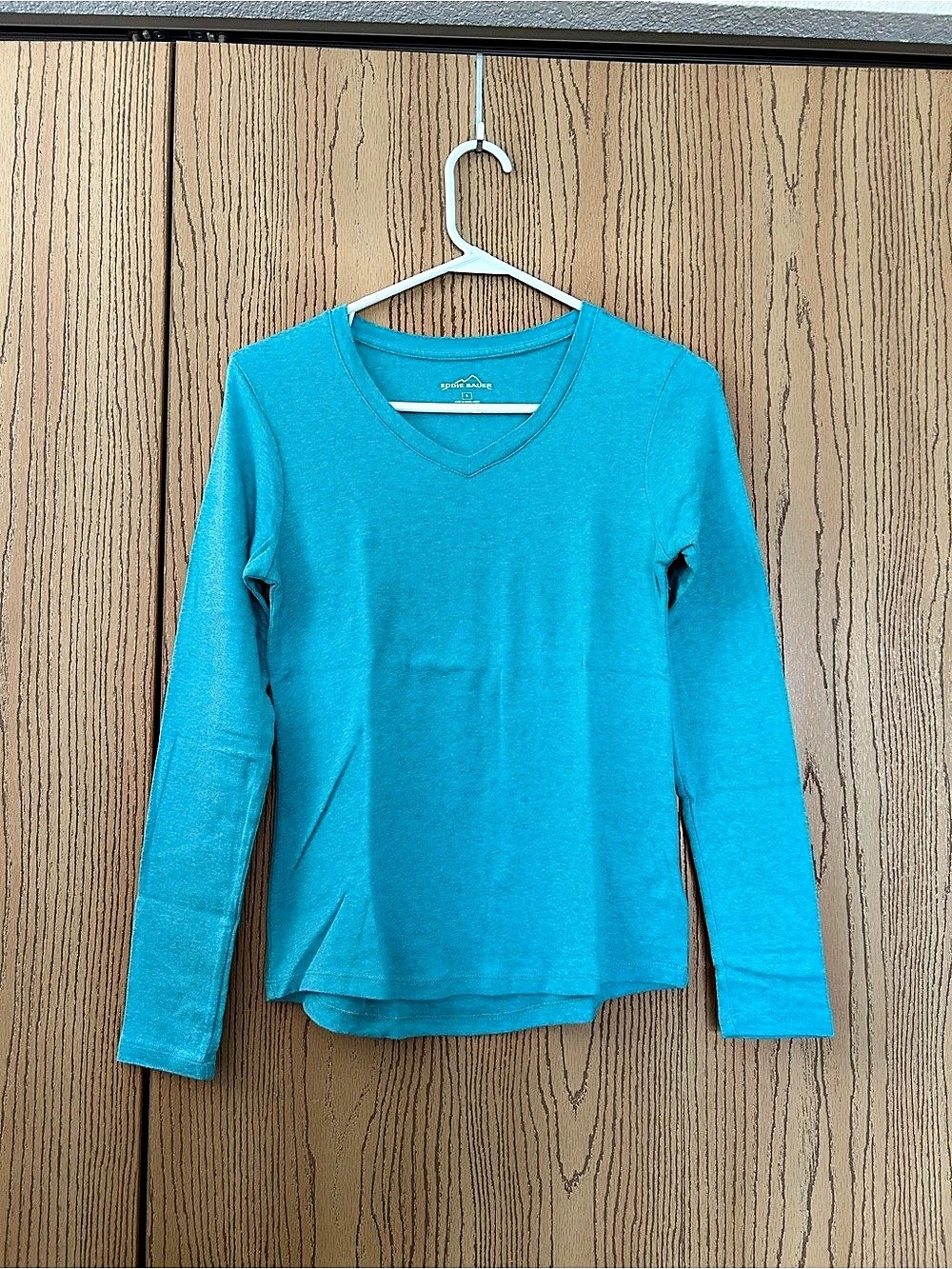 Eddie Bauer Women's V-Neck Long Sleeve in Blue Size Medium Like New